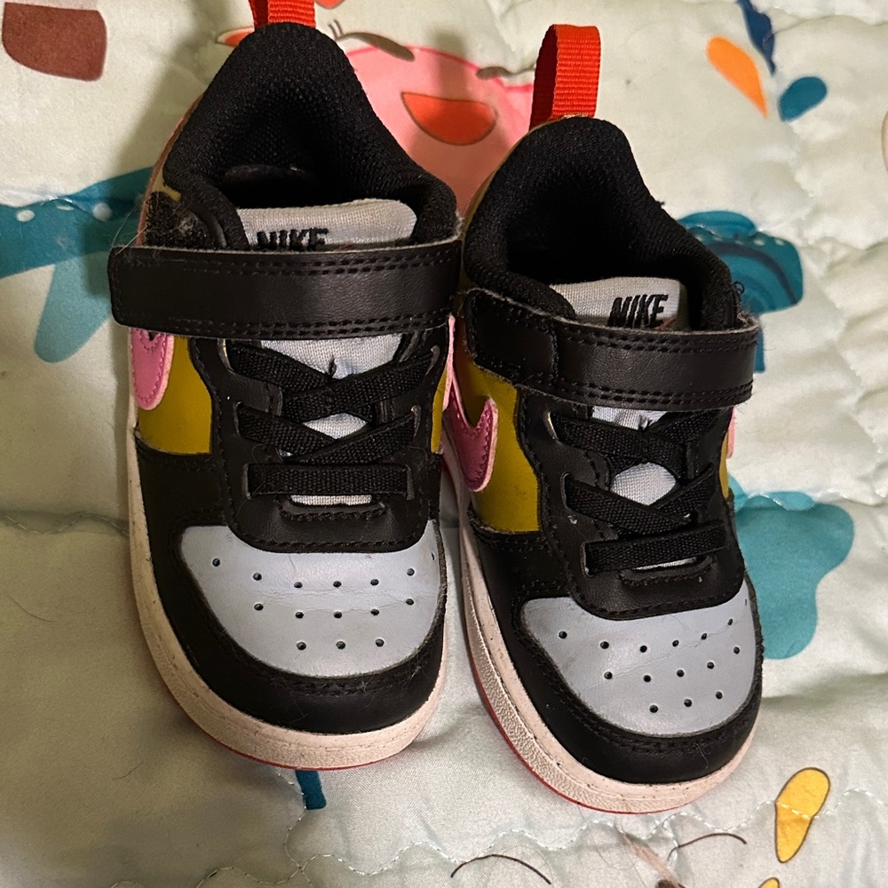 Nike Kids Black and Yellow Sneakers